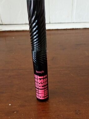 Benefit mascara tube in black with bright pink graphics "FANFEST"